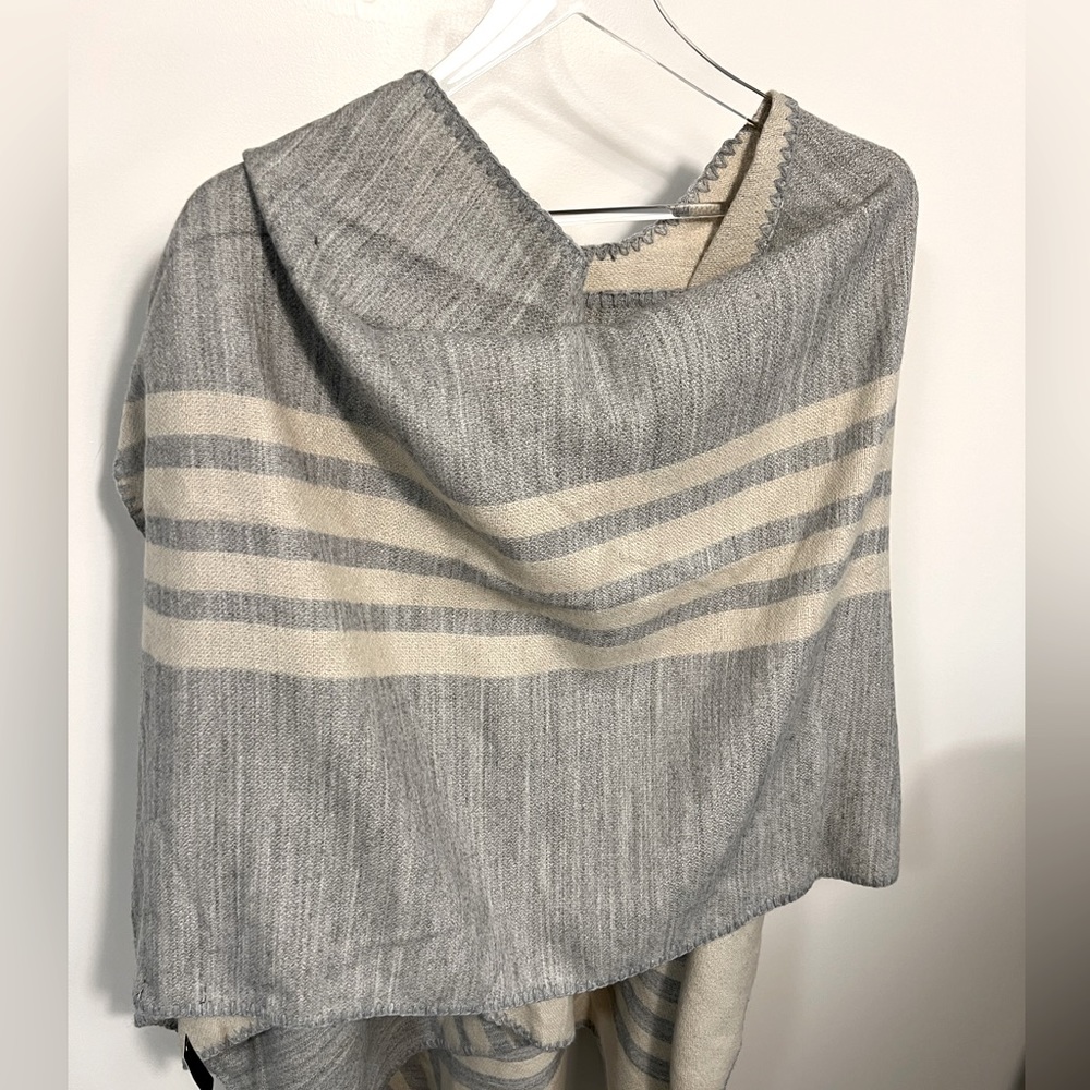New with tag RW&CO Two Tone Cape with buckle OS one size - Picture 4 of 5